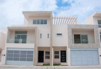 Casa en  Vistalta Residencial, Calle San Andres Tuxtla, Graciano Sánchez, Boca Del Río, Veracruz, México