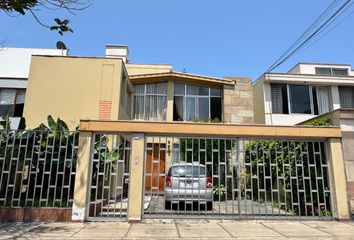 Casa en  Calle Teniente Raúl Vera Collahuanzo 143, Lima, Perú