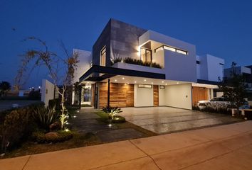 Casa en fraccionamiento en  Valle Imperial, Avenida Valle De Los Imperios, San Francisco Tesistán, Jalisco, México