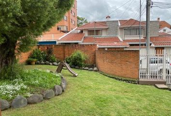 Casa en  Calle Los Álamos, Cuenca, Ecu