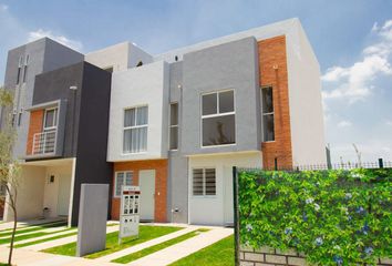 Casa en condominio en  Paseo De Los Parques, Calle Santa Cruz Del Valle, Parques De, Santa Cruz Del Valle, Jalisco, México