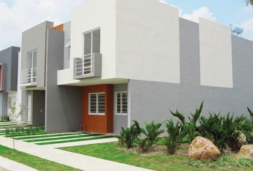 Casa en condominio en  Paseo De Los Parques, Calle Santa Cruz Del Valle, Parques De, Santa Cruz Del Valle, Jalisco, México