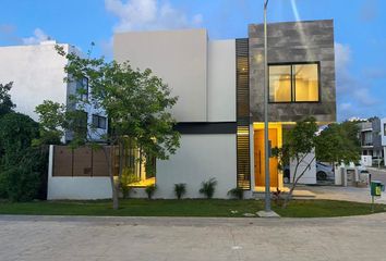 Casa en fraccionamiento en  Arbolada / Javer, Avenida Huayacán, Arbolada Residencial, Cancún, Quintana Roo, México