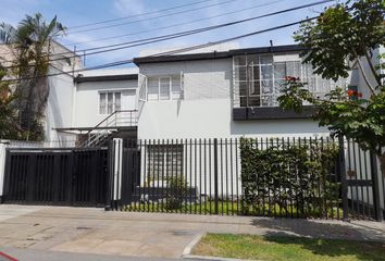 Casa en  Av. 15 De Enero, Miraflores, Perú