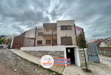 Casa en  Avenida De Los Cerezos, Cuenca, Ecuador