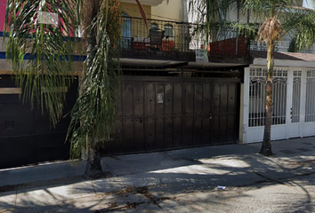 Casa en  C. Josefa Ortiz De Domínguez, Lagos De Oriente, 44790 Guadalajara, Jal., México