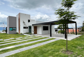 Casa en fraccionamiento en  Calle Lluvia, San Antonio Tlayacapan, Chapala, Jalisco, 45922, Mex