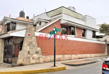 Casa en  Calle José De La Torre Ugarte, Ur. Santa Raquel Sector A Zona Este, La Molina, Lima, 15012, Per