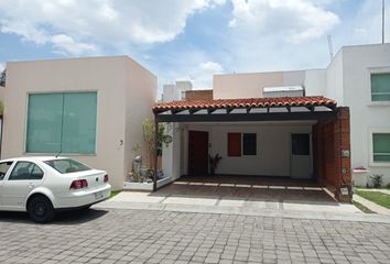 Casa en fraccionamiento en  Pollo Feliz, Calzada Zavaleta, Lomas De Zavaleta, Puebla, 72150, Mex