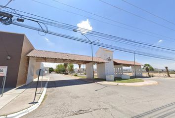 Casa en fraccionamiento en  Calle Álamos, Cerrada Villas Diamante, Torreón, Coahuila De Zaragoza, 27086, Mex