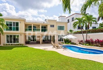 Casa en  Calle Caoba, Cancún, Quintana Roo, México