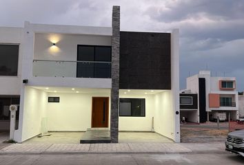 Casa en  Avenida Piamonte, Residencial Trento, Villas De Irapuato, Guanajuato, México