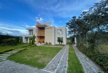 Casa en  Santa Rosa De Nayón, Avenida De Los Reyes, Quito, Ecuador