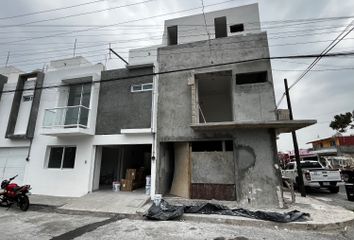 Casa en  Calle José Ma. Zamudio & Salvador Sarabia, Primero De Mayo Sur, Veracruz, México
