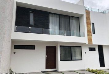 Casa en fraccionamiento en  Circuito Peñas, San Isidro, La Antigua Juriquilla, Querétaro, 76226, Mex