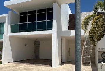 Casa en fraccionamiento en  Residencial Altabrisa, Calle 15, Colonia Altabrisa, Mérida, Yucatán, México