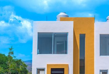 Casa en fraccionamiento en  Carretera A Renacimiento, Uriangato, Guanajuato, Mex