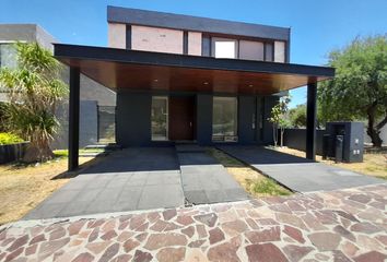 Casa en condominio en  Altozano Querétaro, Anillo Vial Fray Junípero Serra, Santiago De Querétaro, Querétaro, México