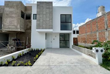 Casa en fraccionamiento en  Fraccionamiento El Prado, Calle Villa Arriaga, Fraccionamiento El Prado, Tarímbaro, Michoacán, México