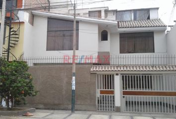 Casa en  Calle Los Cedros, San Juan De Miraflores, Lima, 15058, Per