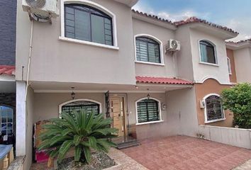 Casa en  Urbanización Ciudad Verde, Machala, Ecuador