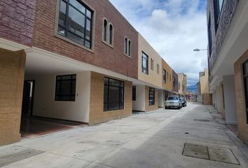 Casa en  Avenida Abelardo J. Andrade, Cuenca, Ecuador