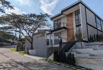 Casa en  Santa Rosa De Nayón, Avenida De Los Reyes, Quito, Ecuador