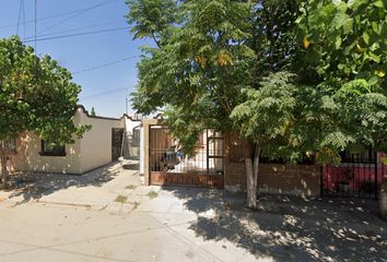 Casa en  Calle De Las Gladiolas, Bugambilias, Gómez Palacio, Durango, México