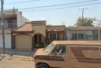 Casa en  Boulevard. Salvador Alvarado, Tulipanes, Culiacán, Sinaloa, México