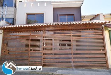 Casa en  Avenida Max Uhle, Cuenca, Ecuador