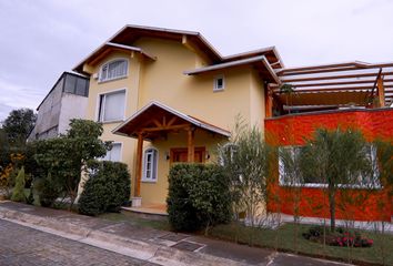 Casa en  Urbanización San Rafael, Avenida Río Zamora, Quito, Ecuador