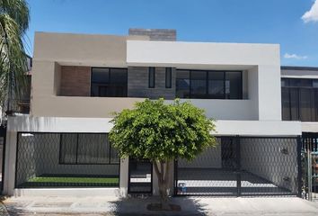 Casa en  Neodent Ortodoncista Dr. Jorge A. Corona García, Avenida Universidad, Centro, Santiago De Querétaro, Querétaro, México