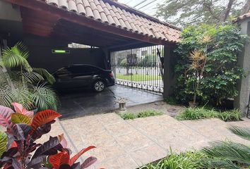 Casa en  Jirón Las Gardenias 258, Urbanización Las Casuarinas Baja, Santiago De Surco, Lima, 15023, Per