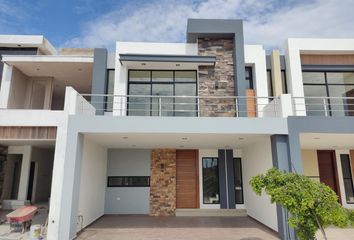 Casa en fraccionamiento en  Versalles Club Residencial Mazatlán, Avenida Óscar Pérez Escobosa, Real Del Valle, Mazatlán, Sinaloa, México