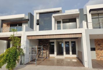 Casa en fraccionamiento en  Versalles Club Residencial Mazatlán, Avenida Óscar Pérez Escobosa, Real Del Valle, Mazatlán, Sinaloa, México