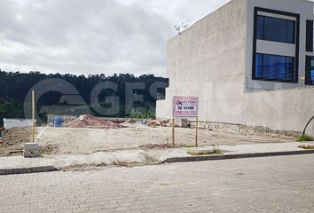 Terreno Comercial en  Mg6p+jcx, Y, Quito 171101, Ecuador