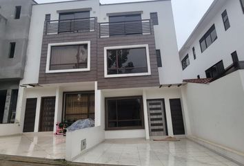 Casa en  De Los Adobes, Cuenca, Ecuador