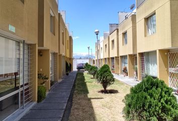 Casa en  Avenida Cacha & De Los Claveles, Quito, Ecuador