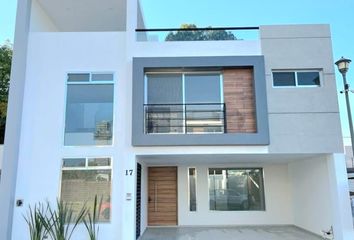 Casa en fraccionamiento en  Kinara Residencial, Boulevard De Los Reyes, San Bernardino Tlaxcalancingo, Puebla, México