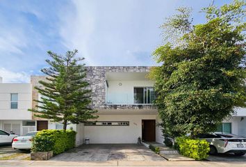 Casa en  Avenida Paseo De La Luna 500, Solares Residencial, Base Aérea Militar Colegio Del Aire, Jalisco, México