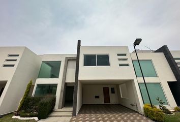 Casa en fraccionamiento en  Residencial Rincón De Las Jaras, C. Uruapan 1418 Pte, Las Jaras, 52166 San Jorge Pueblo Nuevo, Méx., México