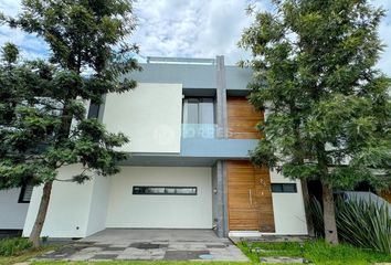 Casa en fraccionamiento en  Circuito Fontana 1061, Zapopan, Jalisco, México