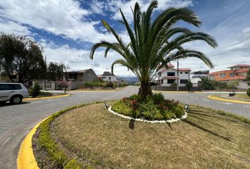 Terreno Comercial en  Urbanización Portal De La Hacienda, Avenida Mariana De Jesús, Quito, Ecuador