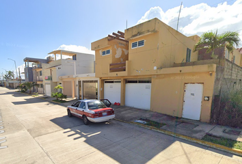 Casa en  Avenida Juventino Rosas, Puerto Mexico, Coatzacoalcos, Veracruz, México