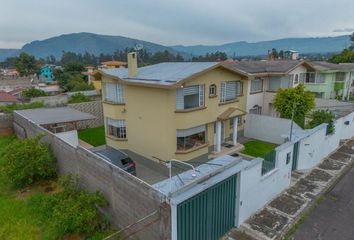 Casa en  Rafael Leon & Alberto Acosta Soberon, Quito, Ecuador