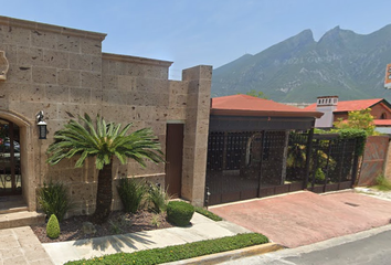 Casa en  Calle Paseo De Los Cipreses, Del Paseo, Monterrey, Nuevo León, México