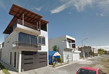 Casa en  Calle Loma Ceñida, Loma Larga, Morelia, Michoacán De Ocampo, 58095, Mex