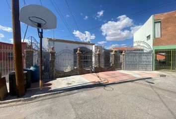 Casa en fraccionamiento en  Avenida De La Raza & Avenida Plutarco Elías Calles, Mascareñas, Juárez, Chihuahua, México