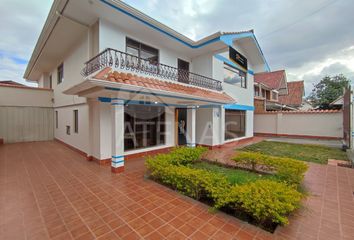 Casa en  Totems, Avenue Remigio Crespo Toral, Cuenca, Ecuador