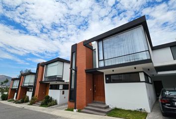 Casa en  Qhvx+66h, Quito 170184, Ecuador